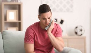 أسباب انتفاخ الخد بعد زراعة الاسنان